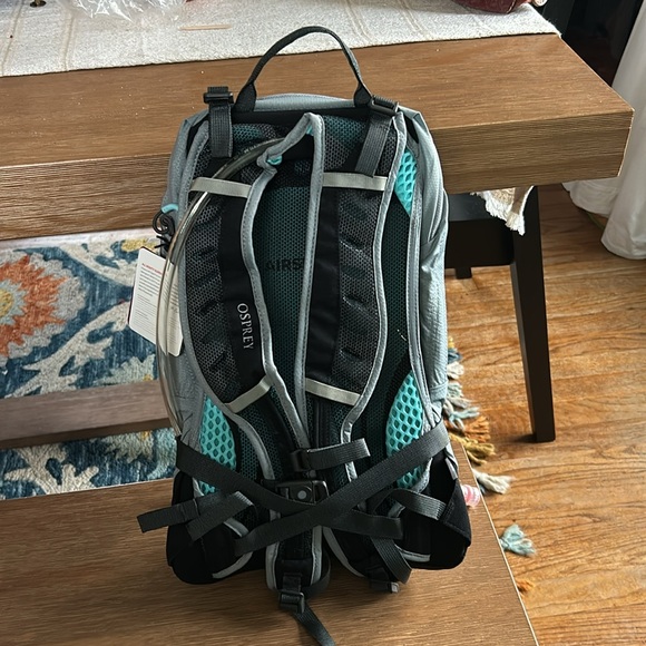 Osprey women’s hydration pack - Picture 2 of 6